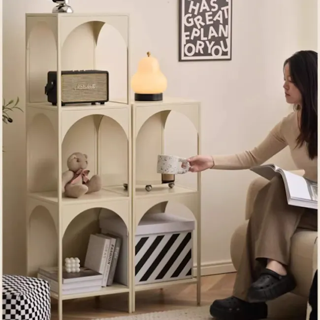 Novi Arch 3-Tier Storage Shelf - Cream - 4 - Elegant shelving unit with three compartments, Vintage radio on top shelf
