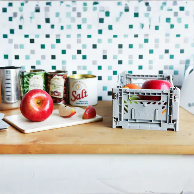 Aykasa Foldable Minibox - Sage - 4 - Red apple, sliced apple, whole apple, cutting board, kitchen counter, kitchen utensils