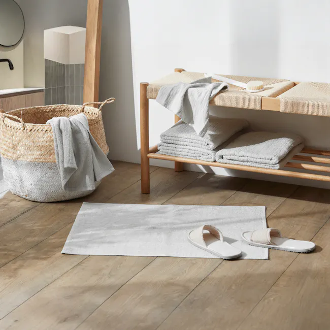 EVERYDAY 100% Cotton Bath Mat 70 x 50 cm - Cloud - 7 - Bathroom setting, wooden floor, natural light, woven basket, light