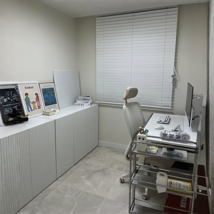 Heidi Cabinet 0.8m - White - 14 - Workspace, home office, ergonomic chair, whiteboard, family-themed decor, framed pictures