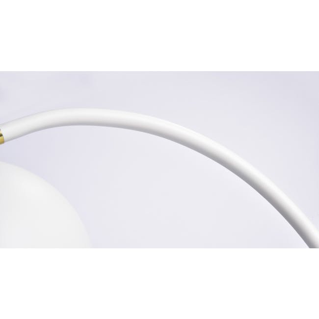 Nigel Floor Lamp - White - 4 - White flexible hose, smooth surface, curved design, seamless connection, industrial style