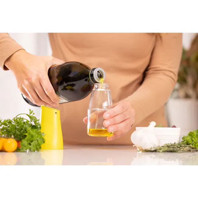 Zuutii Mini Drip-Free Oil Carafe - Lemon Yellow - 8 - pouring olive oil, olive oil, olive oil pouring, olive oil bottle