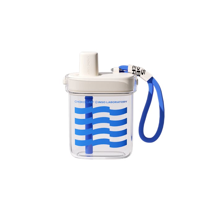 CHAKOLAB BOBO Square Straw Cup 780ml - Black/Grey - 2 - Clear glass bottle with blue liquid inside, white lid, blue wavy
