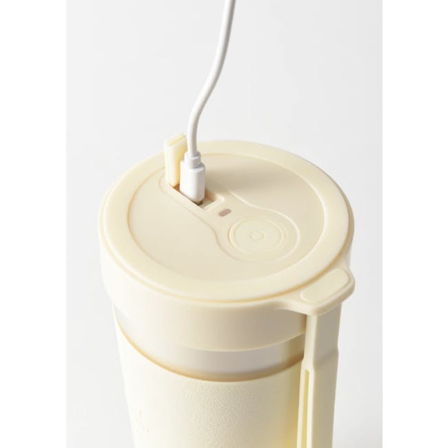 BRUNO Cordless Blender - Ivory - 16 - Soft-sided travel cup, silicone lid, ergonomic design, compact size, easy opening