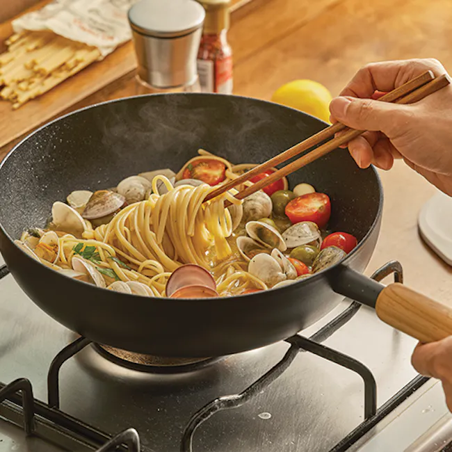 Goodle Nonstick Wok 28cm - 2 - stir-frying, wok, noodles, seafood, vegetables, tomatoes, lemon, seasoning, chopsticks