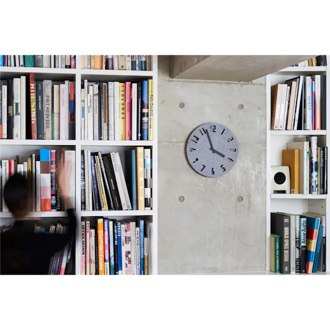PANECO CLOCK - SAND Light Gray - 4 - Bookshelf, modern design, white shelves, diverse books, vertical arrangement