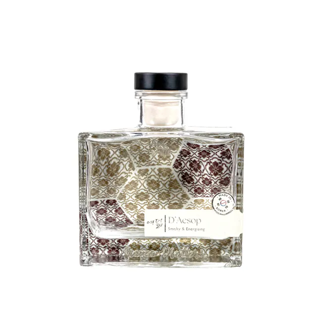 Aroma Matters Reed Diffuser - D'Aesop (2 Sizes) - 1 - Clear glass bottle, intricate pattern, amber liquid, elegant design