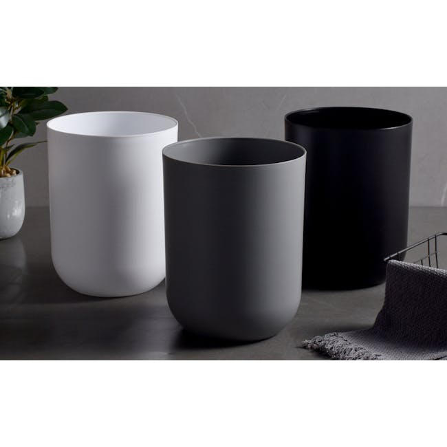 Ian Waste Bin - Black - 5 - modern minimalist decor, sleek cylindrical shapes, contemporary design, abstract art, abstract