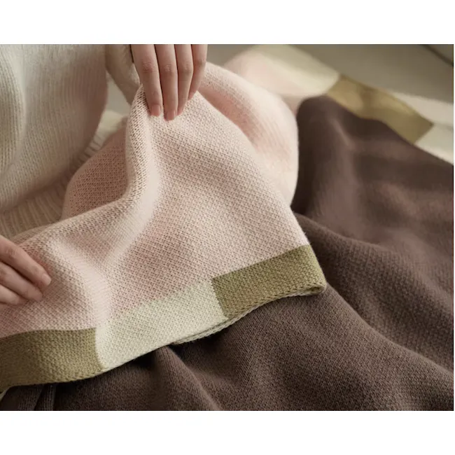 Lapin Throw Blanket - Strawberry - 2