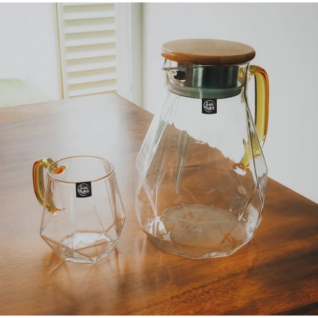 Table Matters Taikyu Gold Handle Diamond Jug 1.5L - 3 - Clear glass pitcher, wooden table, modern design, geometric shape