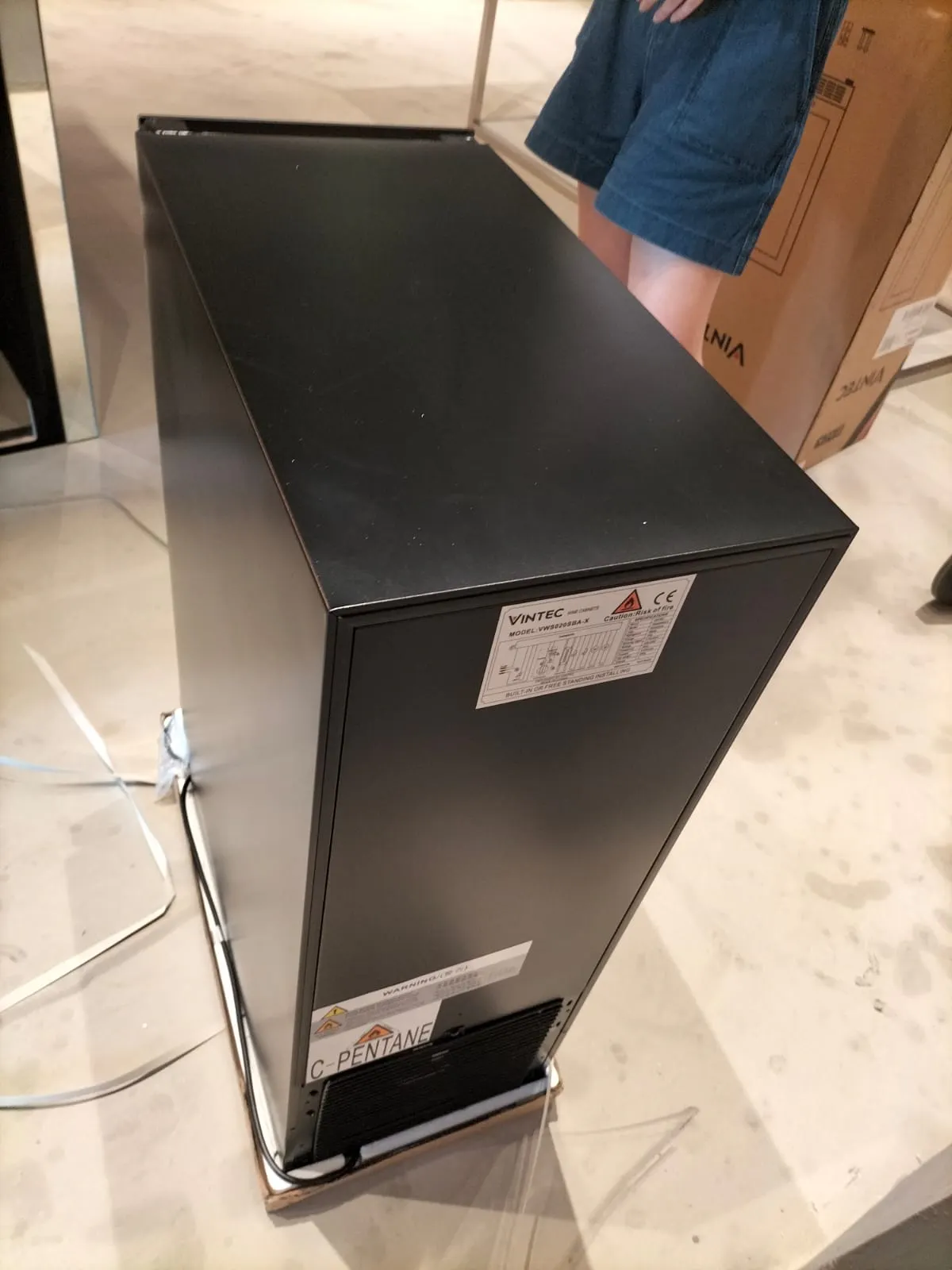 Vintec 20-Bottle Wine Cabinet - VWS020SBA-X Noir (Right Hinge Left Opening) - 7