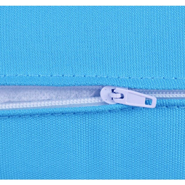 Wikiki Sunbed - Blue Cushion - 6 - Blue fabric background, zipper pull, white zipper, number 5, elastic closure, texture