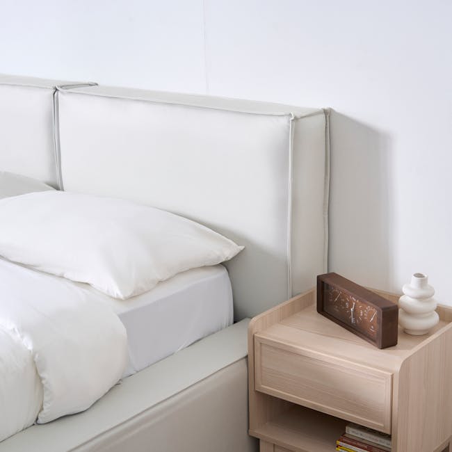 Maine Storage Queen Bed - Ivory (Pet Friendly) - 6