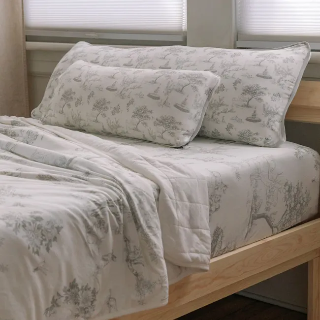 House of Holly Quilted Blanket - Garden Toile (Silver) - 3