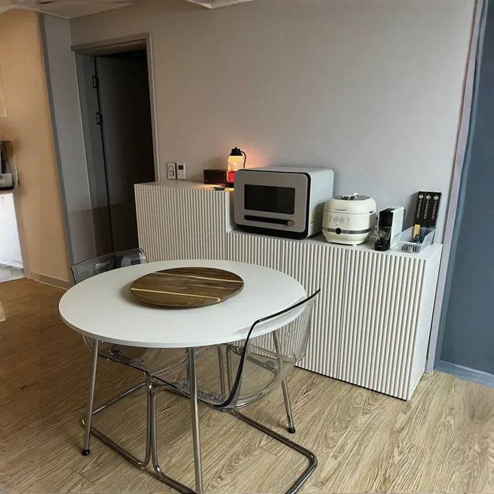 Heidi Cabinet 0.8m - White - 10 - Modern kitchen setup, compact dining area, white round table, transparent chairs