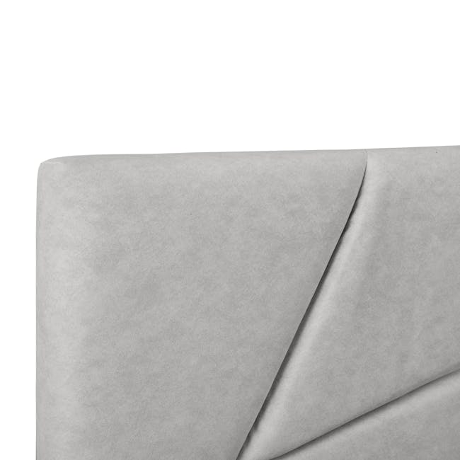 Kieran King Bed - Silver (Scratch Resistant) - 5 - Elegant fabric texture, Minimalist design elements, Soft, neutral color