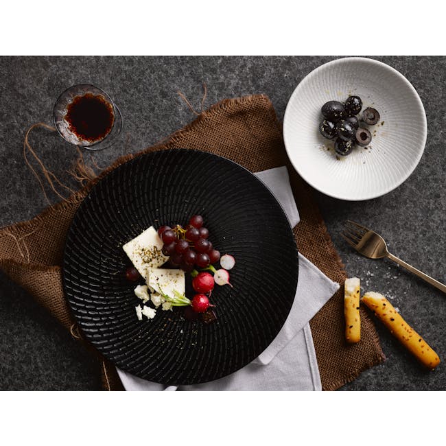 Luzerne Urban Bowl 21cm - Coral Blanc - 3 - Dark grapes, white cheese, radishes, balsamic vinegar, small white plate