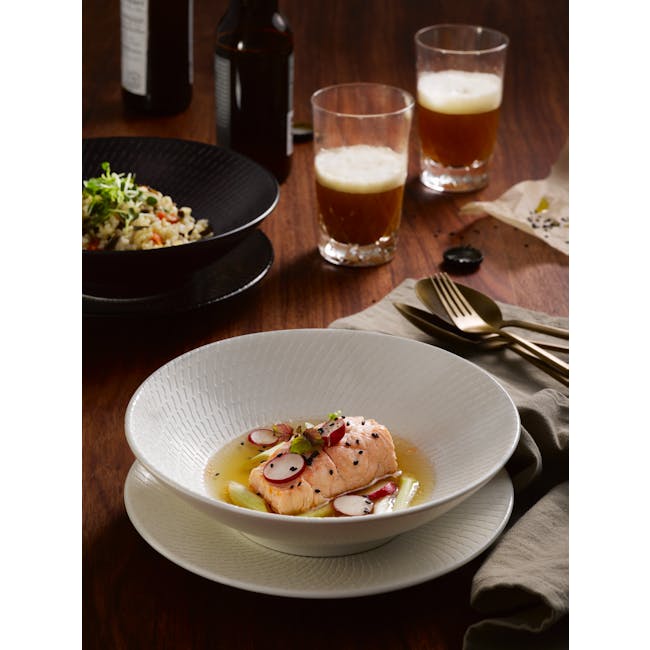 Luzerne Urban Bowl 21cm - Coral Blanc - 2 - white bowl, salmon fillet, garnish, radish slices, black sesame seeds, broth