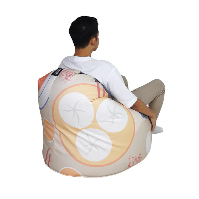 Doob Oomph - Herritage Collection - Pau - 8 - White shirt, beige pants, round cushion, man sitting, back view, casual
