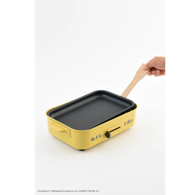 BRUNO Pokémon Compact Hot Plate - 5 - Yellow electric griddle with black non-stick surface, Wooden spatula in yellow