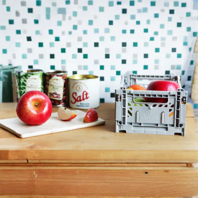 Aykasa Foldable Midibox - Orchid - 4 - Red apple, sliced apple, whole apple, cutting board, kitchen counter, kitchen