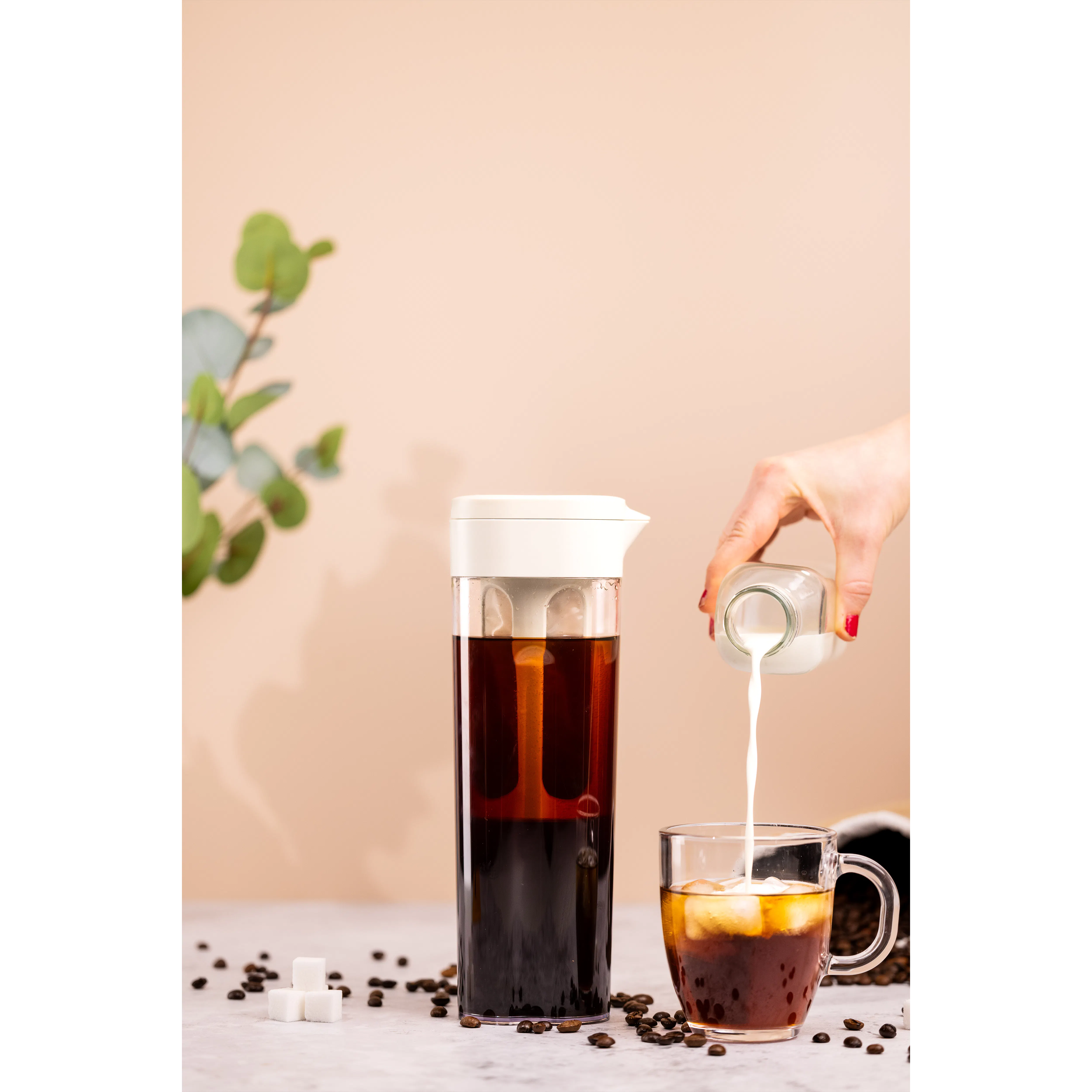Zuutii Infuser Pitcher - Sakura Pink - 9 - Tea, milk, cup, pouring, ice cubes, coffee beans, sugar cubes, liquid, tea bag