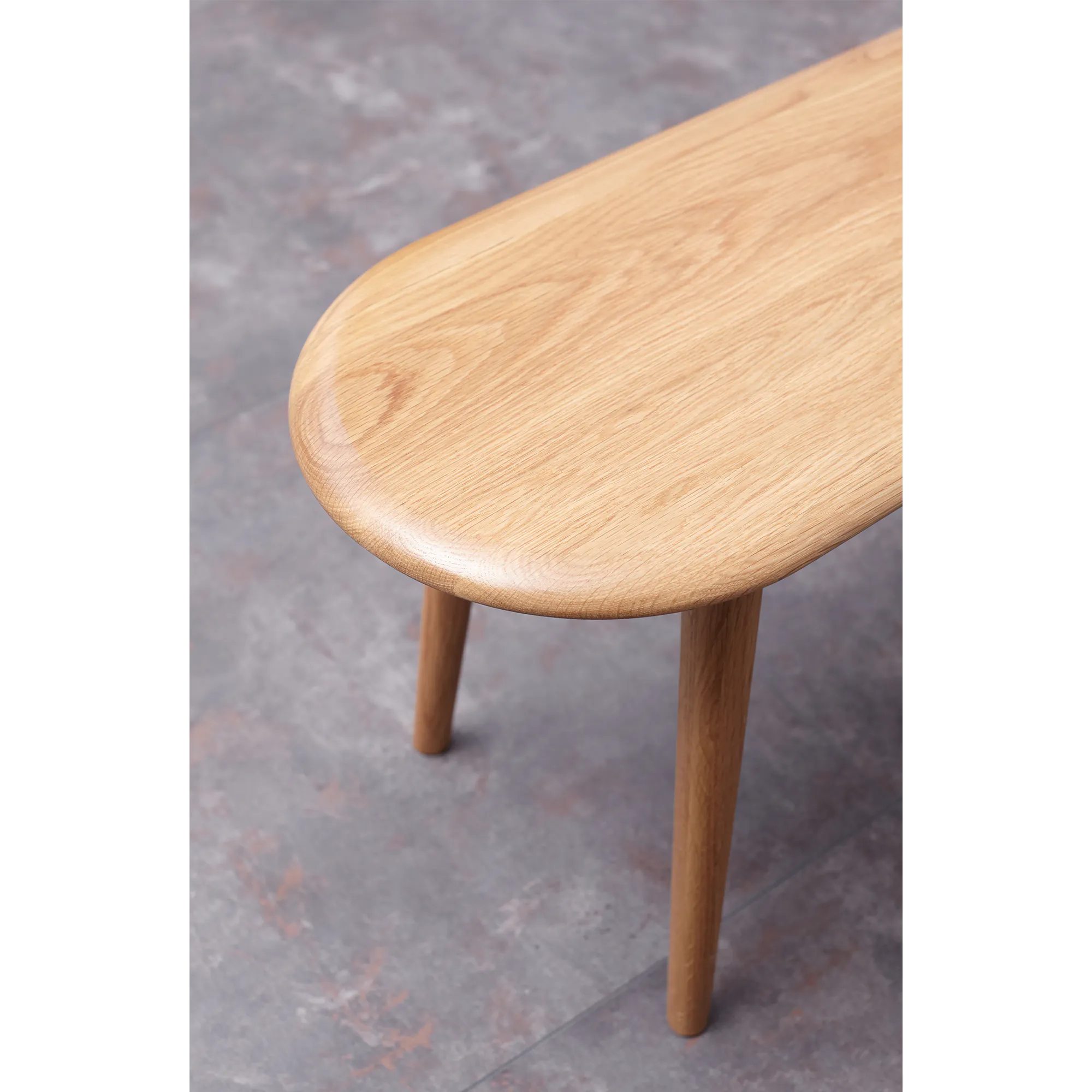 Felda Bench 1m - Oak - 12 - Light wood stool, smooth surface, natural wood grain, curved design, minimalist style, wooden