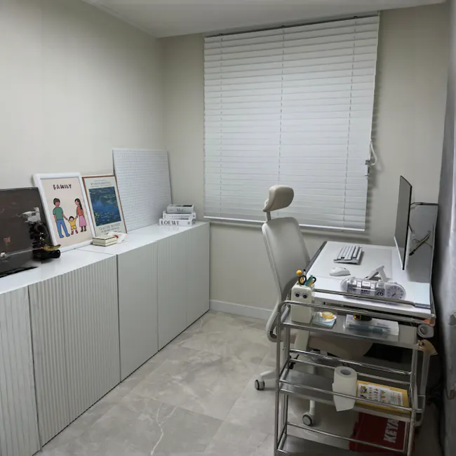 Heidi Tall Cabinet 0.8m - White - 6 - Workspace, home office, ergonomic chair, whiteboard, family-themed decor, framed