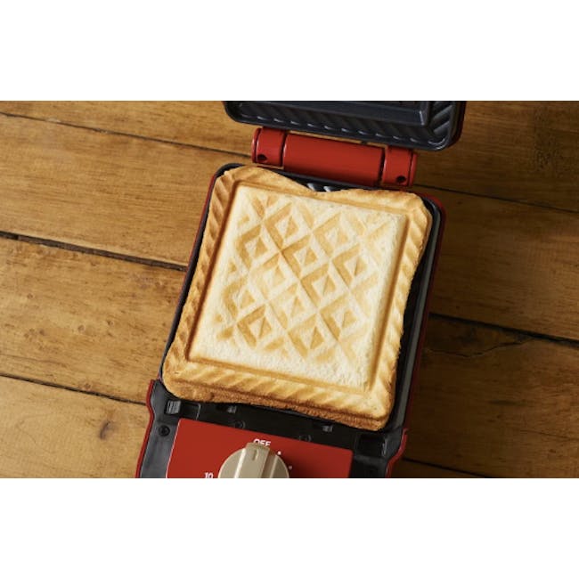 BRUNO Single Hot Sand Maker - Pale Pink - 4 - Toasted waffle with intricate diamond pattern on top, Microwave oven with red