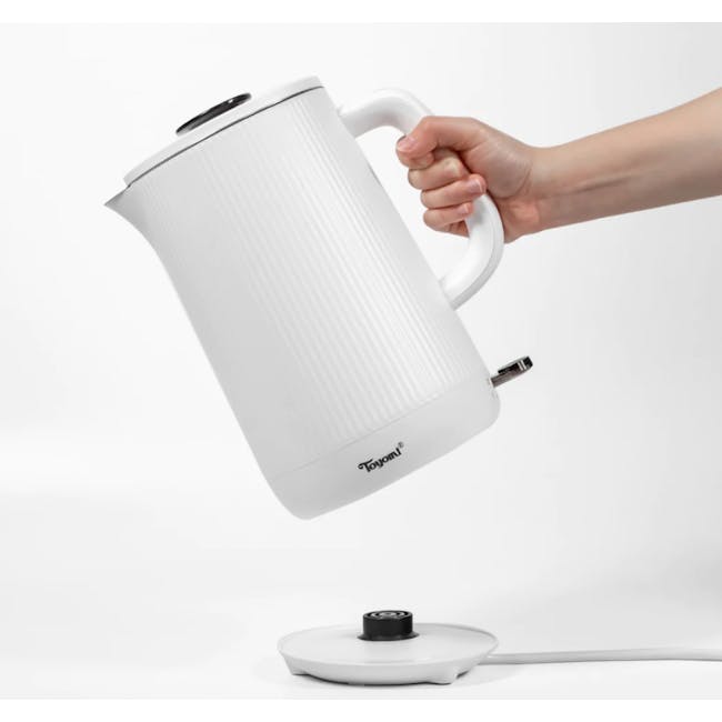 TOYOMI 1.5L Stainless Steel Cordless Kettle WK 1633 - 4 - White electric kettle, hand holding kettle, kettle pouring hot