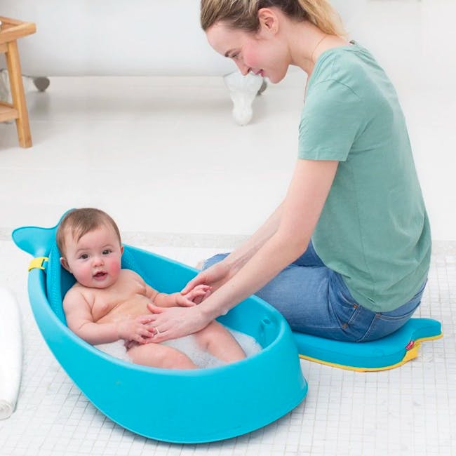 Skip Hop Moby Smart Sling 3 Stage Bath - Blue - 6 - Baby in blue bath tub, woman bathing baby, baby sitting in bathtub