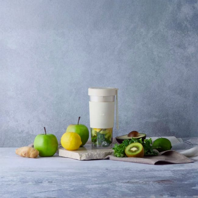 BRUNO Cordless Blender - Ivory - 6 - green apples, lemons, kiwi, avocado, parsley, mint, cucumber, ginger, smoothie, juice