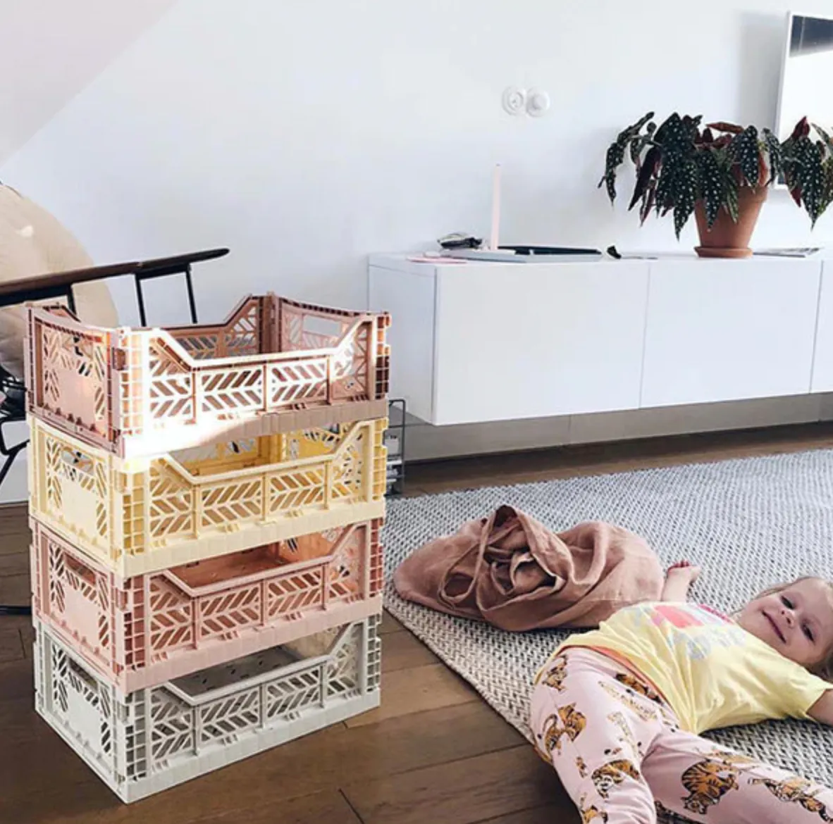 Aykasa Foldable Midibox - Warm Taupe - 10 - multi-level cardboard playset, child lying on rug, pink and white design, indoor