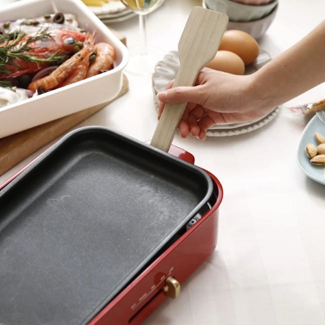 BRUNO Exclusive Bundles - Red Compact Hotplate + Attachments (4 Options) - 8 - red cast iron skillet, cooking tray, wooden
