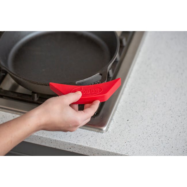 Lodge Silicone Assist Handle Holder - Red - 1