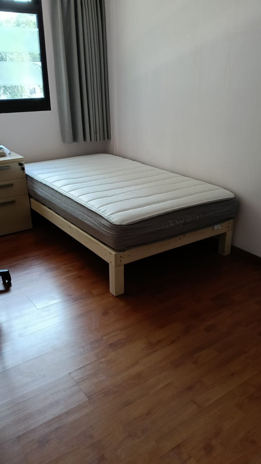 Customer home photo 3: I chose this simple wooden bed frame. Its understated, versatile, and dignified design perfectly complements my room's style. I particularly like its stable structure; it doesn't wobble or make any noises during use. The bed frame is also at the perfect height, making it easy to clean underneath.