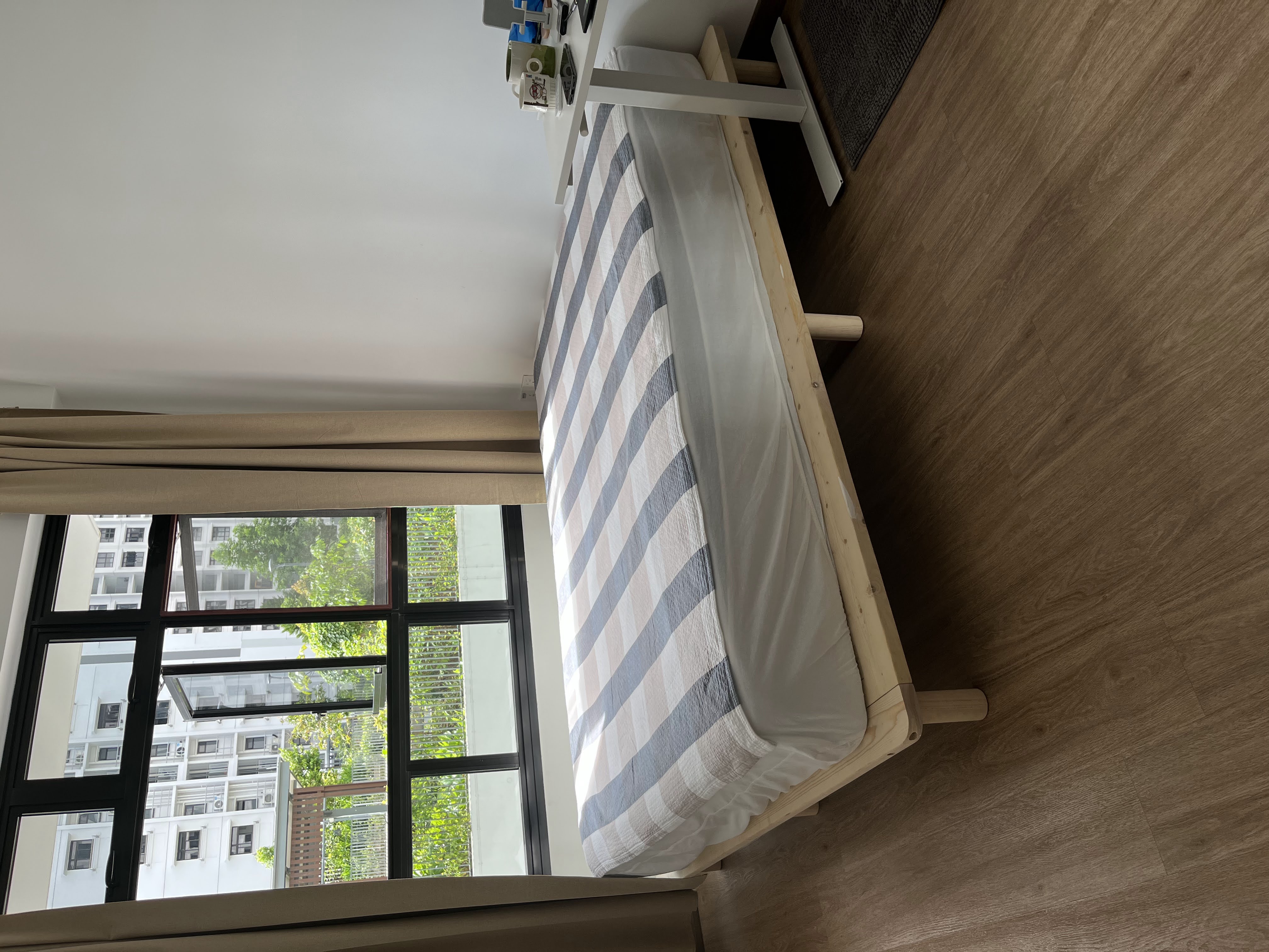 Customer home photo 1: very stable, doesn't make any noise, fits my mattress (bought from ikea)