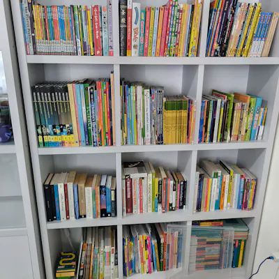 Customer home photo 1: Nice product, can store many books, love it so much