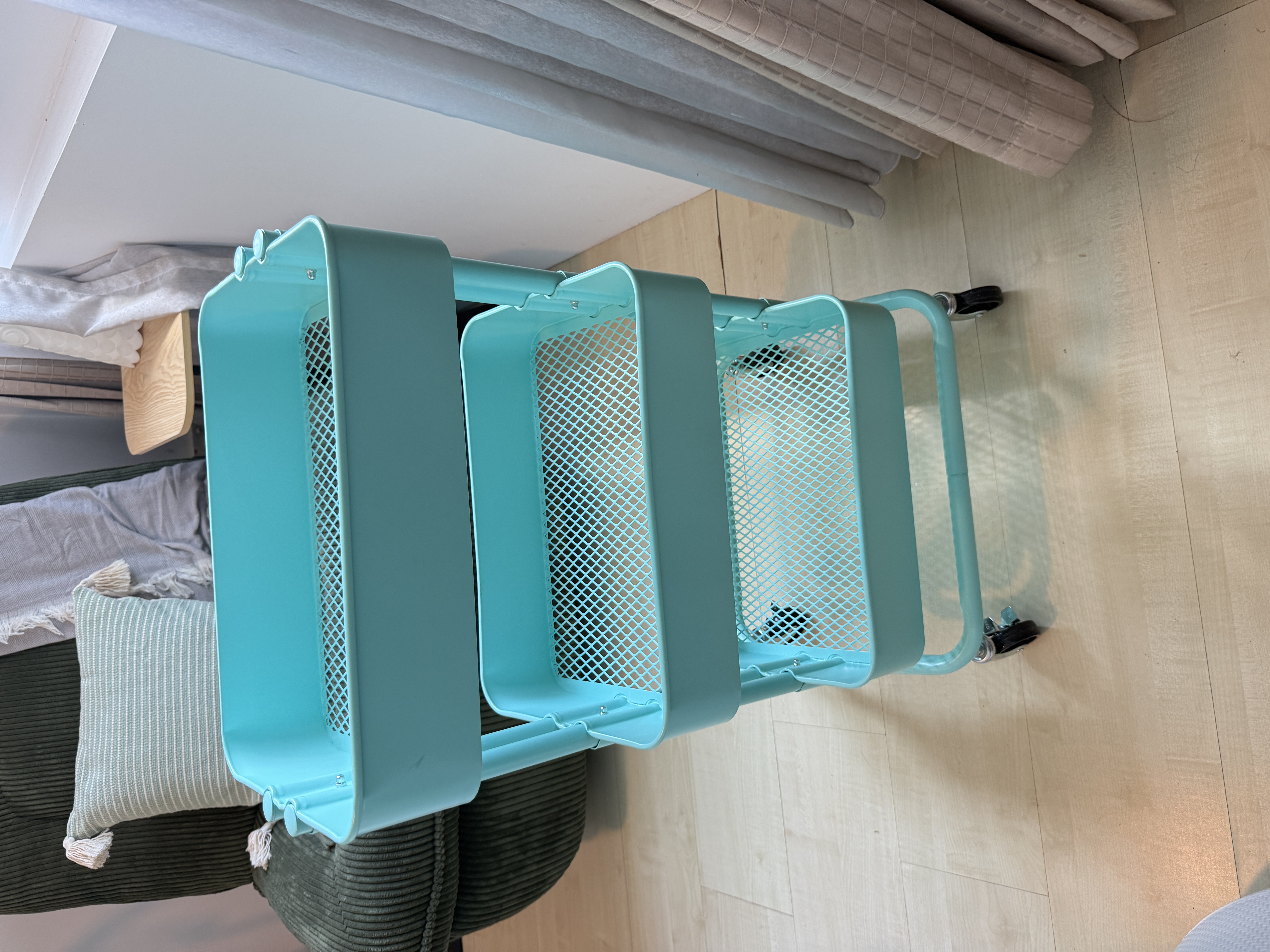 Customer home photo 5: I wanted this colour so I bought it. It has good rolling wheels 👍🏻. Very sturdy construction. But I had to assemble it myself.