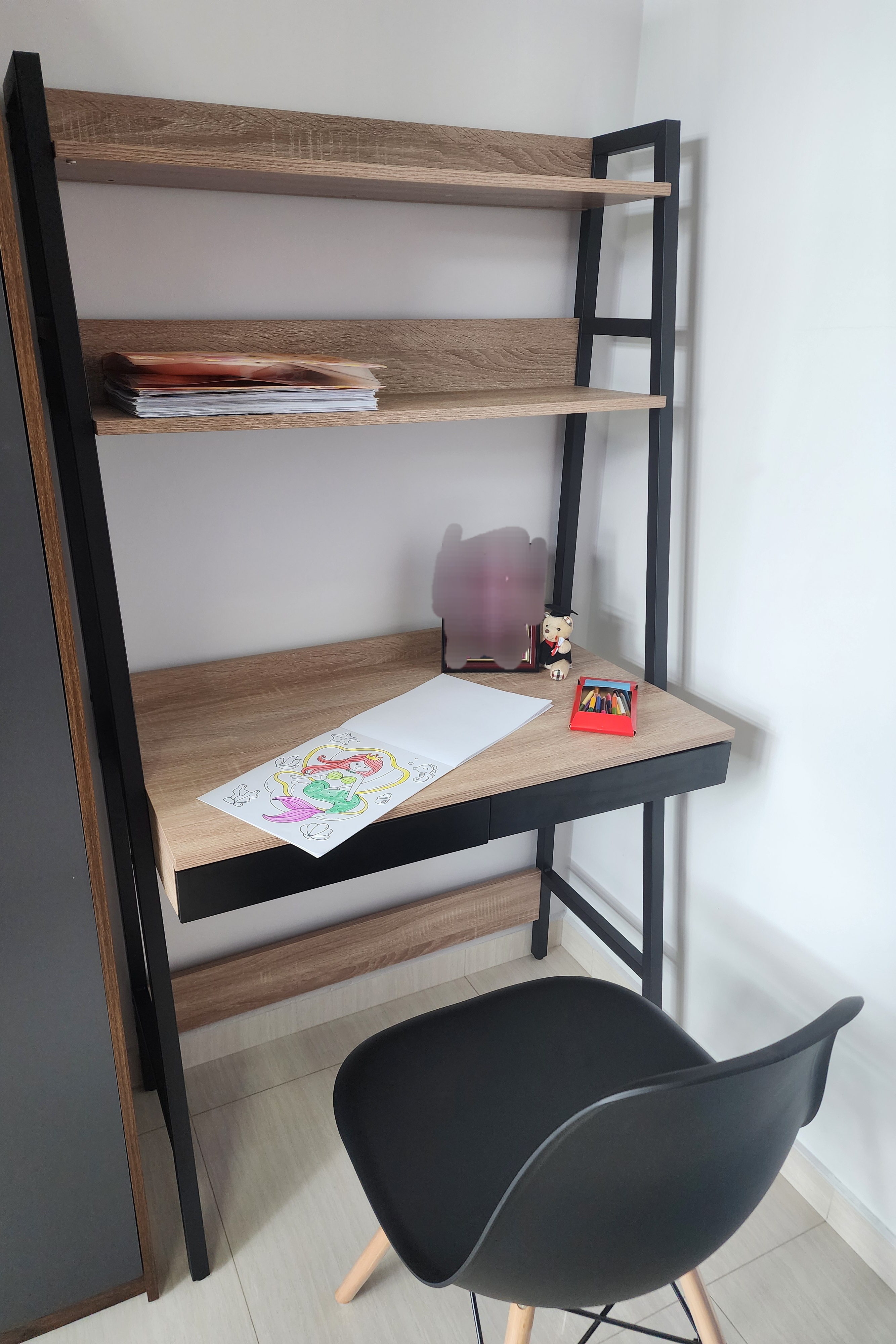 Customer home photo 2: We don't need a big study table for my daughter hence this design and size is just nice,furthermore at a affordable price