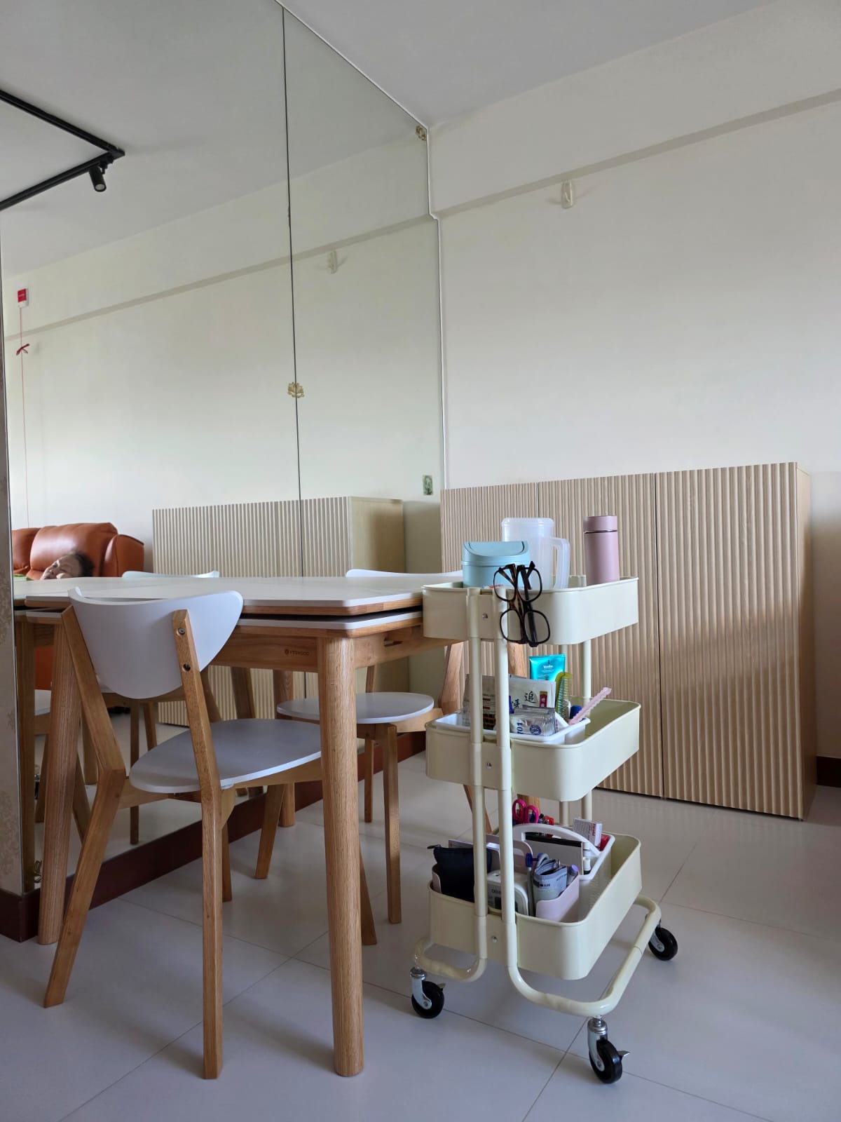 Customer home photo 3: Table is sturdy, finishing is good.