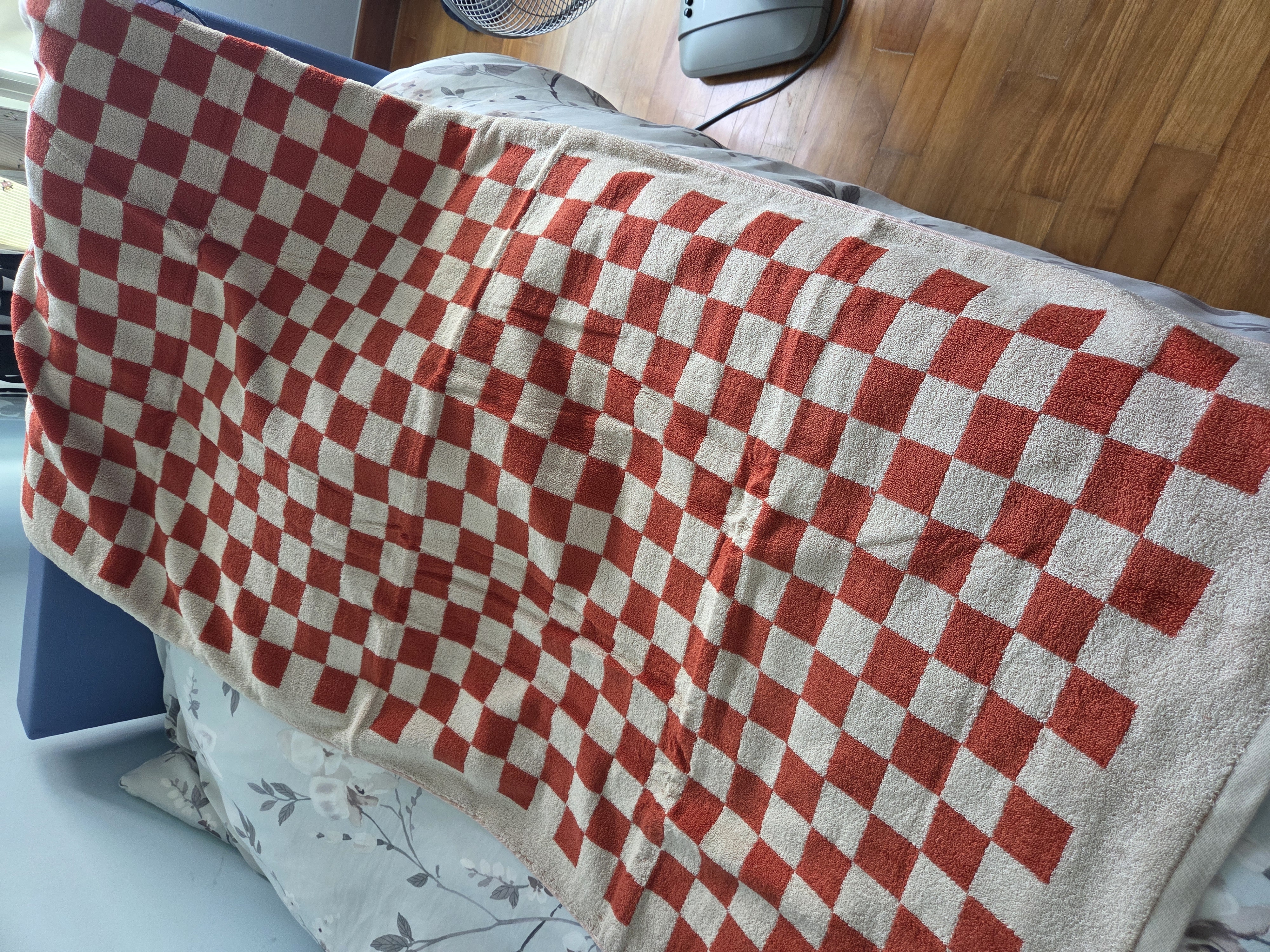 Customer home photo 1: Looks like good quality towel. Recommended!
