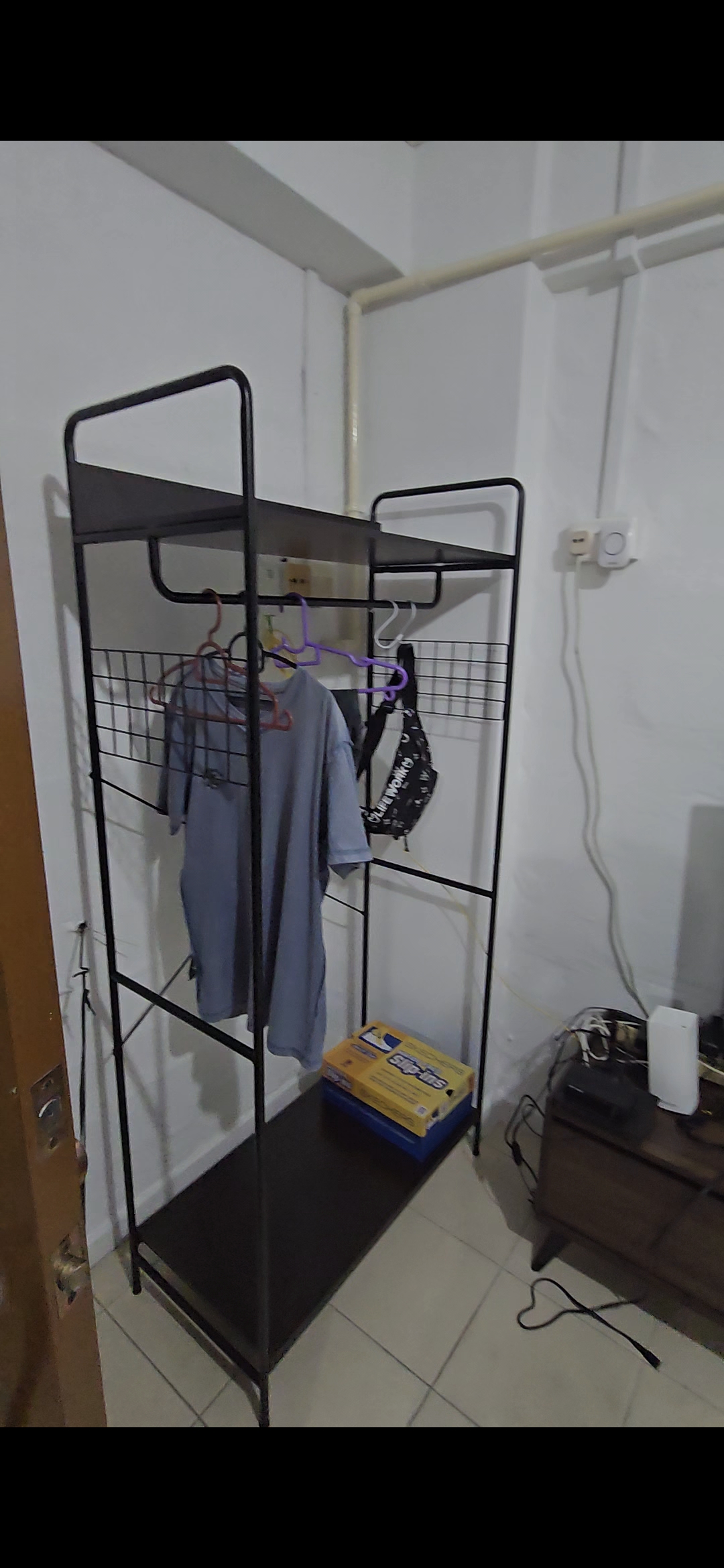 Customer home photo 1: Very convenient to hand jackets, bags, and could place other stuff on top and bottom of the hanger.

Thumbs up!