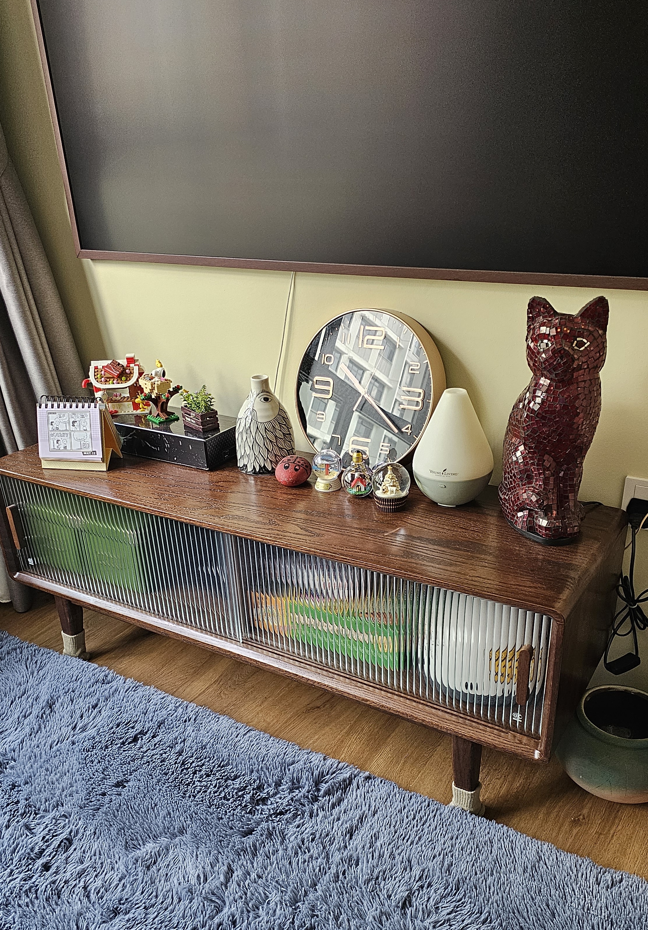 Customer home photo 3: I love the retro feel of this console which serves its function very well. It's just the right size for me and is easy to clean and maintain.