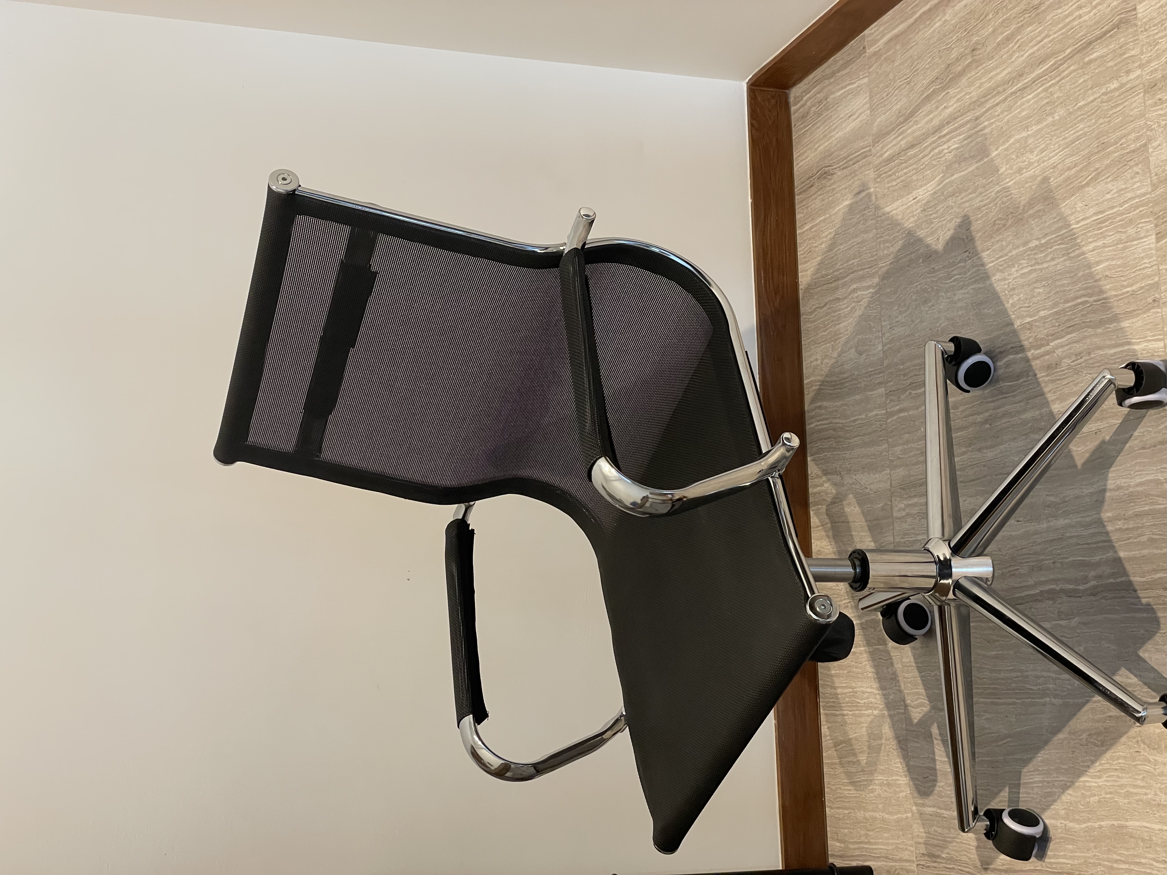 Customer home photo 1: A classic, simple home office chair that can suit different home styles. Just a bit hard after sitting for a long time!