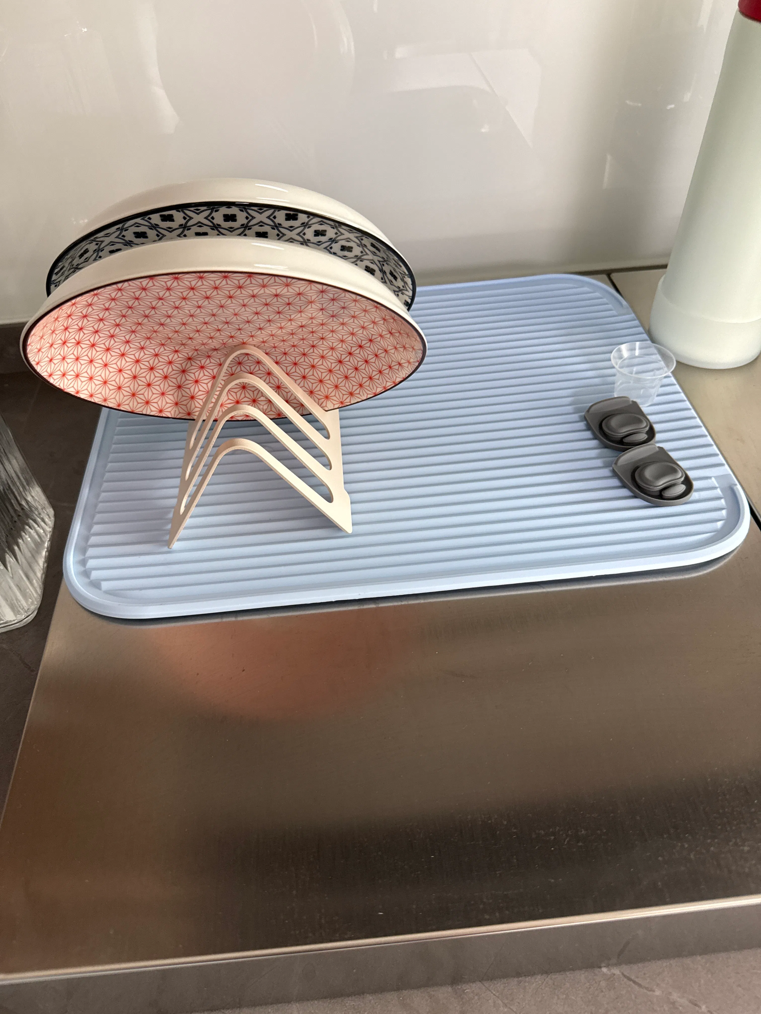 Customer home photo 1: This is a gorgeous colour. It came with a free rack, a great promo because the price of the mat is not exactly cheap. Works well and dries off fast. No complaints just that the item came quite dirty, will be speaking to customer service about it thanks