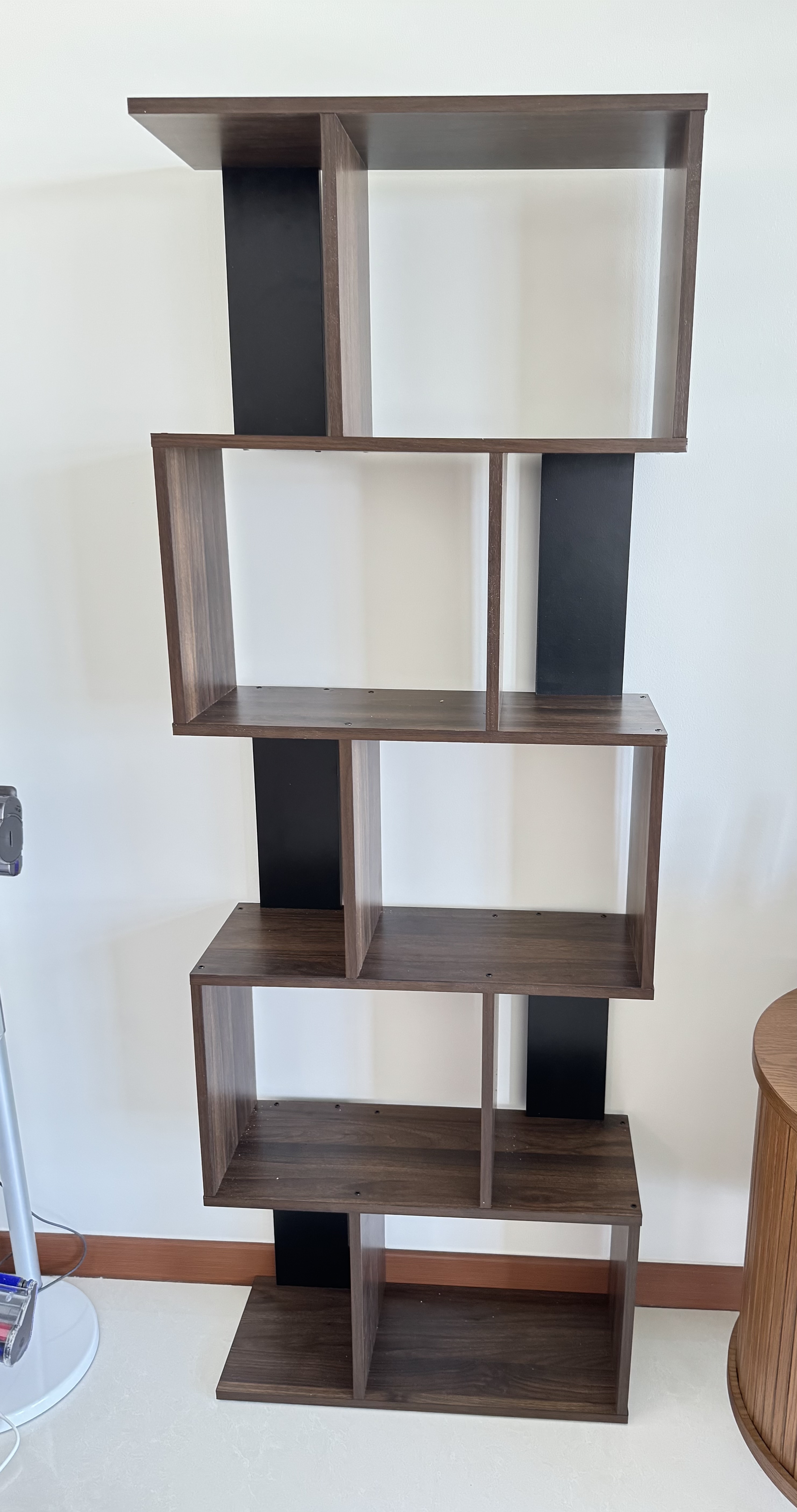 Customer home photo 6: Received as described, delivery time is prompt and on time. Just that the shelving abit shaky but at this price can’t ask for more! Look good for display!’maybe will add more in future!