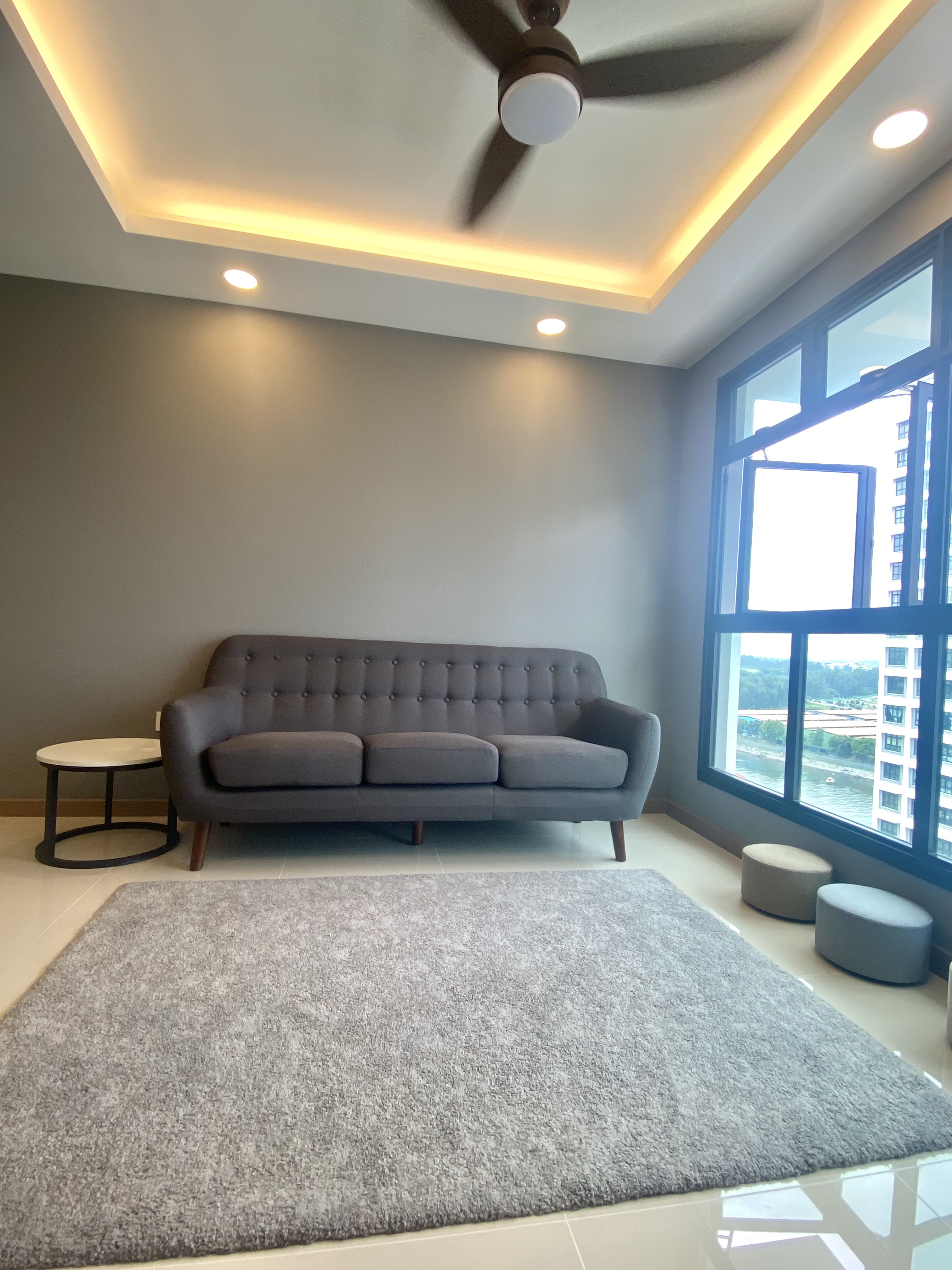 Customer home photo 6: I’m a minimalist and the sofa really compliment my living room.
Simplicity yet elegant