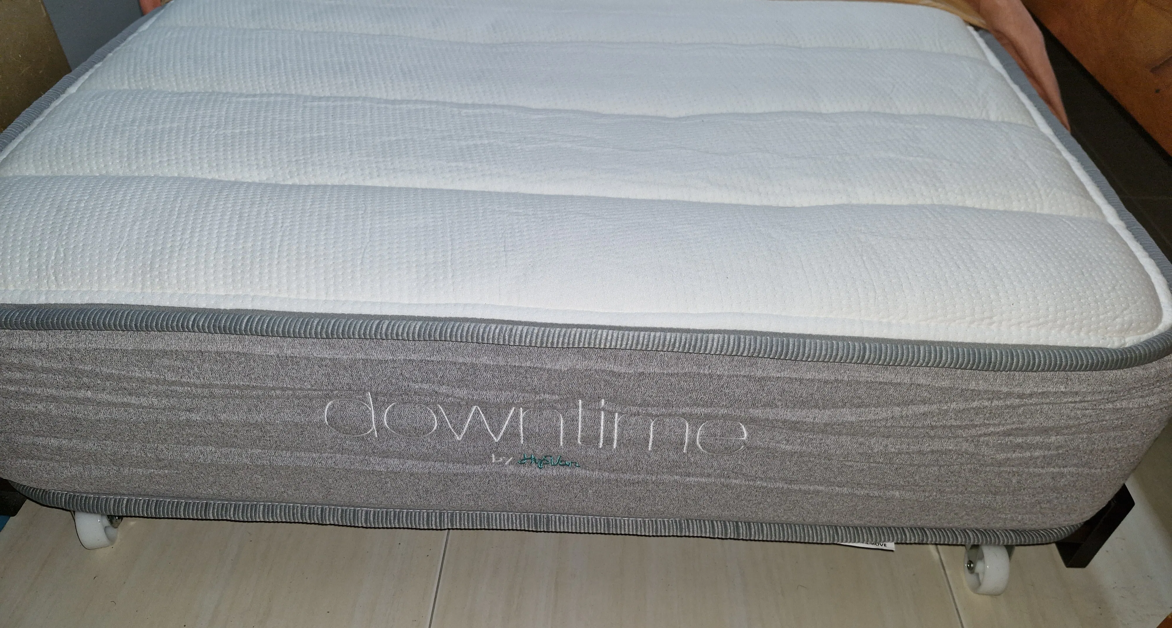 Customer home photo 11: Comfortable. For me, mattress have a good balance of softness and firmness: I can sleep comfortably when facing up and on my side.