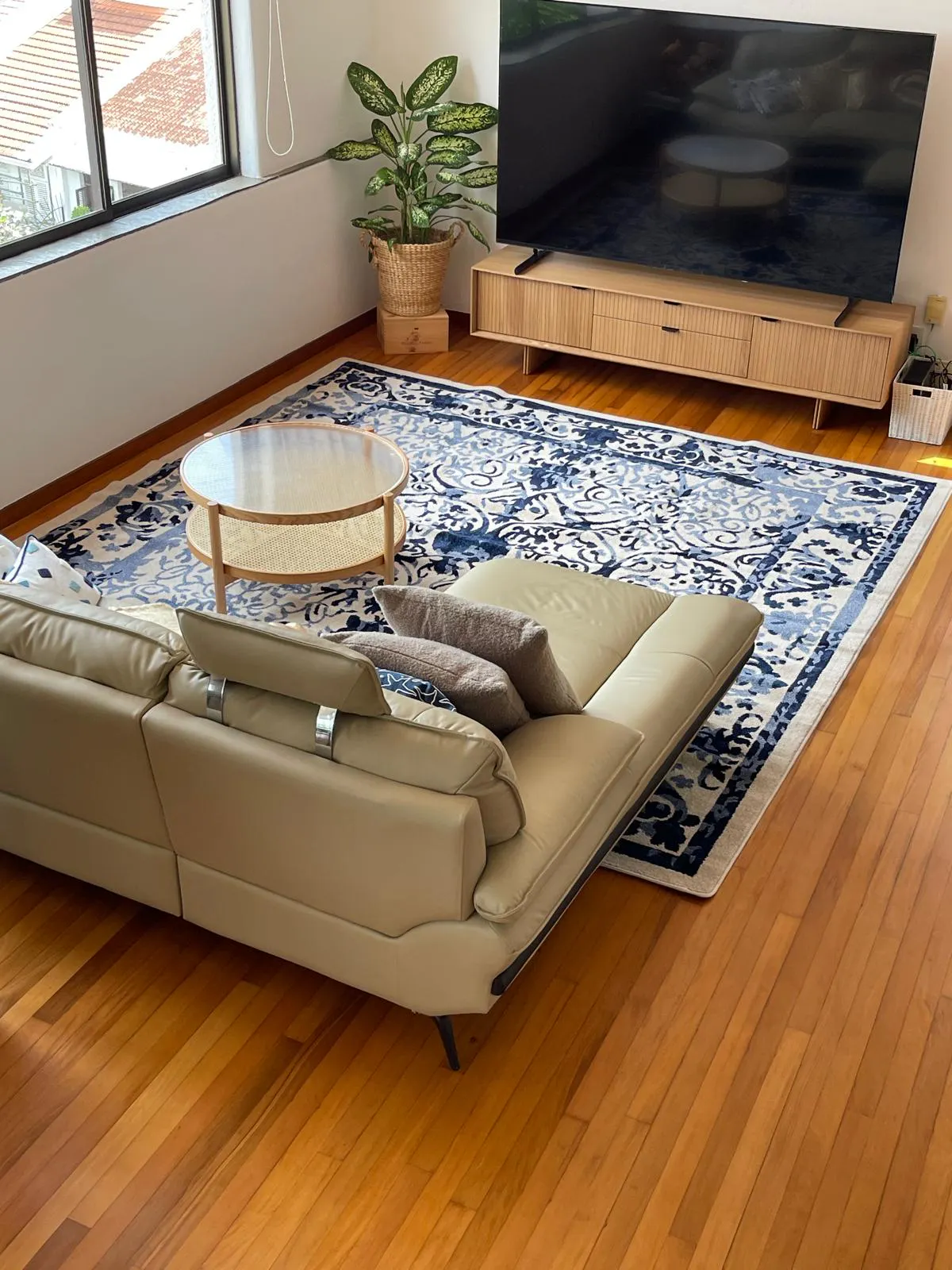 Customer home photo 1: The soft, light color makes this coffee table a favorite for the whole family. Its round shape brings a sense of harmony, and from a feng shui perspective, it feels especially positive. The glass top adds a touch of retro charm while cleverly hiding smudges, making it easy to maintain. Truly one of my absolute favorites!